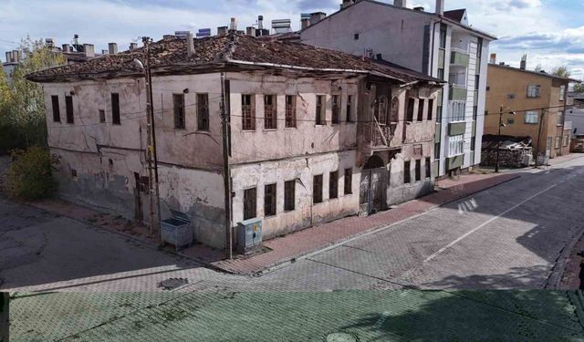 Zamana direnen asırlık konaklar, restore edilerek turizme kazandırılmayı bekliyor