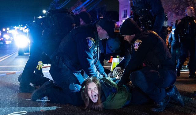 ABD'de polis, eski İsrail Savunma Bakanı Gallant'ı protesto edenlere sert müdahalede bulundu