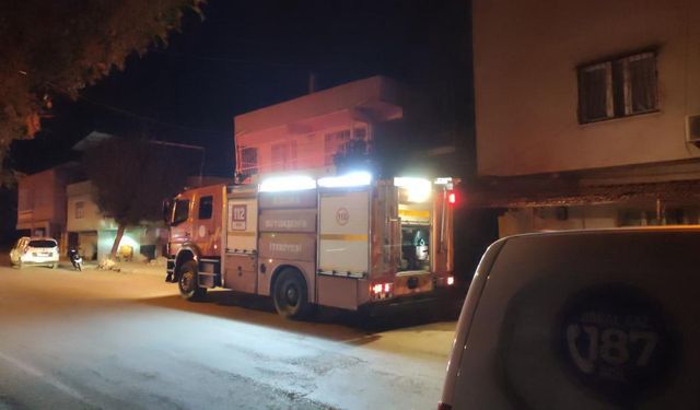 Adana'da evde çıkan yangında 4 kişi dumandan etkilendi