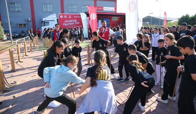 Adana'da öğrenciler 'Geleneksel Oyunlar Tırı'nda geçmişin oyunlarını deneyimledi