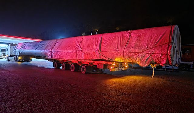 Adana'da tır ve bariyere çarpan otomobilin sürücüsü hayatını kaybetti