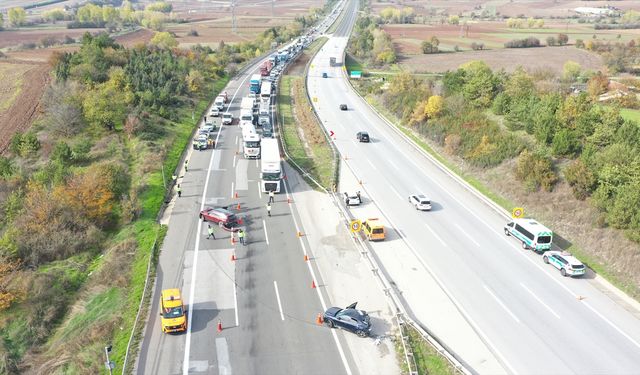 Anadolu Otoyolu'nda iki otomobilin çarpıştığı kazada 1 çocuk öldü, 4 kişi yaralandı