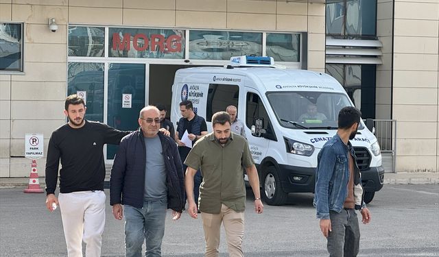 Antalya'da polis memurunun öldürdüğü eşi ve 2 çocuğunun cenazeleri yakınlarına teslim edildi