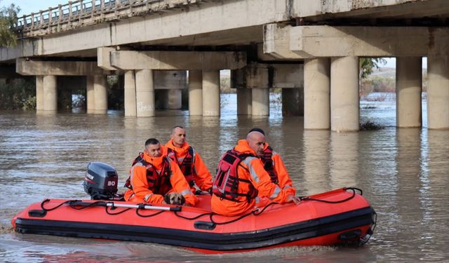 Arnavutluk'ta meydana gelen selden etkilenenler tahliye edildi
