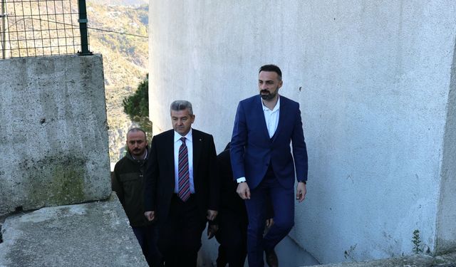 Artvin'de yamaçtan kopan kaya parçaları Çoruh Nehri'ne düştü