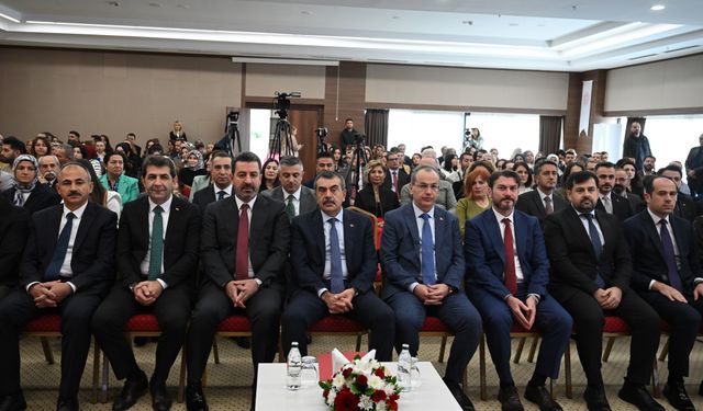 Bakan Tekin, 'Öğretmen Yazar, Çocuk Çiçek Açar' yarışmasının ödül töreninde konuştu: