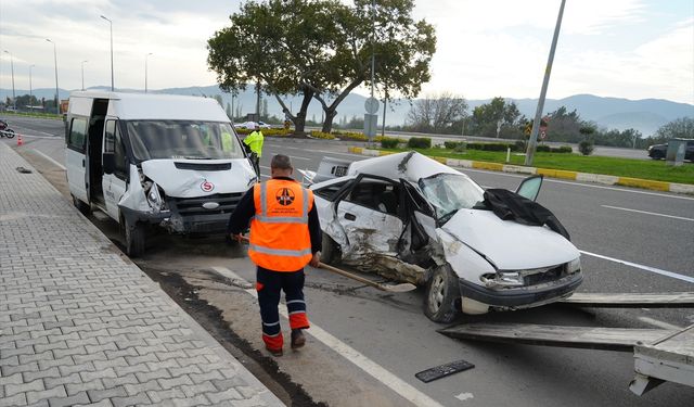 Balıkesir'de işçi servisi ile otomobilin çarpıştığı kazada 1 kişi öldü