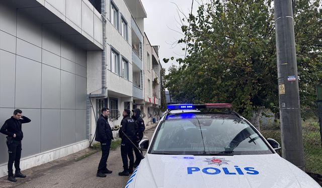 Bursa'da eve taş atan oğlunu yakalamak isterken balkondan düşen baba yaralandı