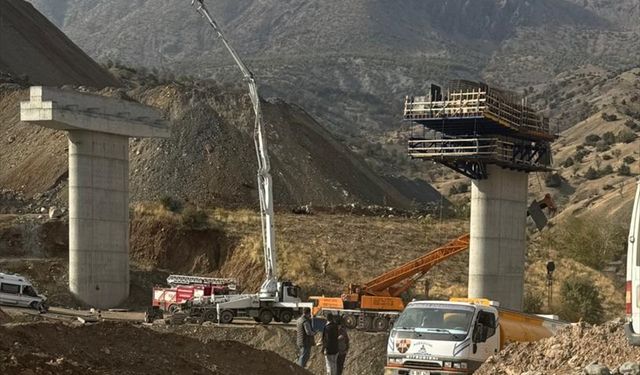 Diyarbakır'da köprü inşaatında iskelenin çökmesi sonucu 3 işçi öldü, 2 işçi yaralandı
