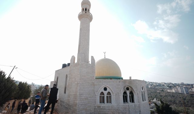 Filistin topraklarını gasbeden İsrailliler, Batı Şeria'da bir camiyi kundakladı