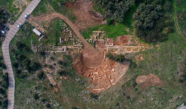 Gölyazı'daki antik tiyatroda seyirci basamakları orijinal yerlerine yerleştiriliyor