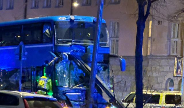 İsveç'in başkenti Stockholm'de otobüsün durağa çarpması sonucu ölü ve yaralıların olduğu bildirildi