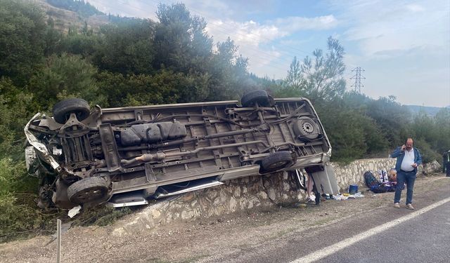 İzmir'de turistleri taşıyan minibüs devrildi, 4 kişi yaralandı