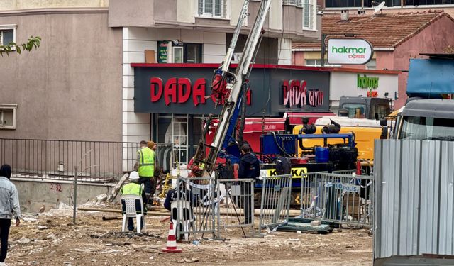 Kocaeli'de 7 katlı apartmanın çöktüğü bölgede çalışmalar devam ediyor