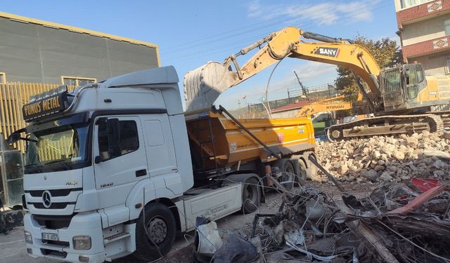 Kocaeli'de yangın çıkan fabrikanın yıkımı tamamlandı