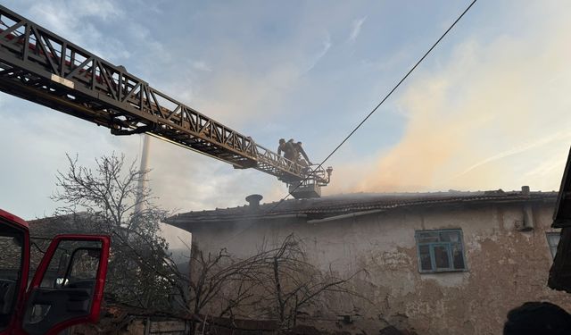 Kütahya'da köyde çıkan yangında 2 ev ile 1 ahır kullanılamaz hale geldi