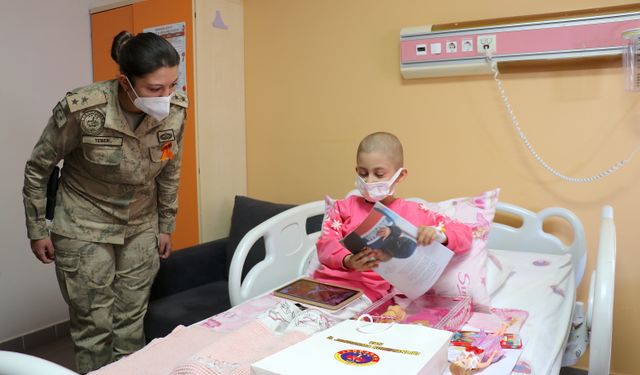 Lösemiyle savaşan çocuklara jandarmadan sevgi dolu sürpriz