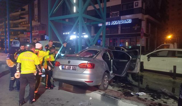 Manisa'da üst geçit ayağına çarpan otomobildeki 1 kişi öldü, 3 kişi yaralandı