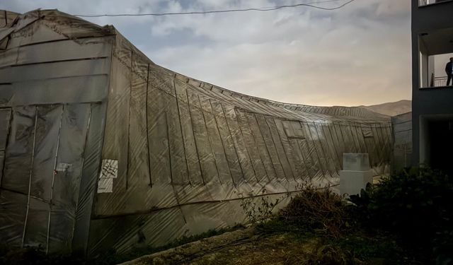 Mersin'de oluşan hortum 30 seraya zarar verdi