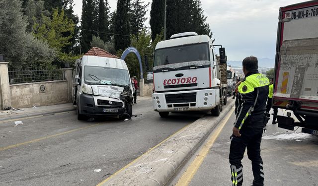 Muğla'da kamyon ile öğrenci servisi çarpıştı, 22 kişi yaralandı