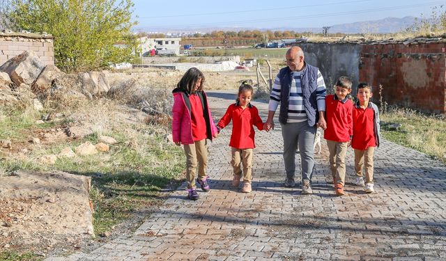 Osmaniyeli Yusuf öğretmen Diyarbakır'ın kırsalındaki okulu adeta sıcak bir yuvaya dönüştürdü