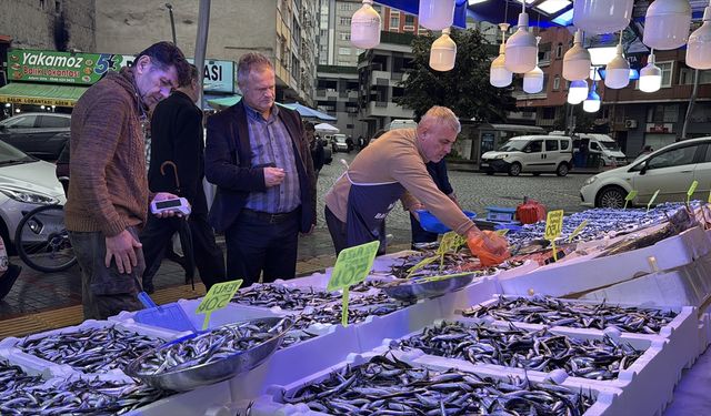 Rize'de hamsinin kilogramı 50 liraya satılıyor