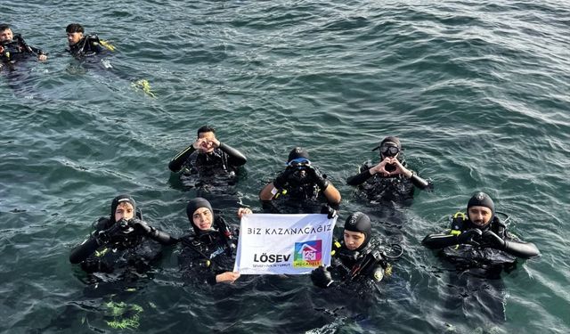 Sinop'ta dalgıçlar lösemiyle mücadeleye denizde açtıkları pankartla destek verdi