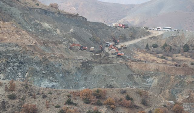 Sivas'ta demir madeni ocağında göçük altında kalan kişiyi arama çalışması sürüyor