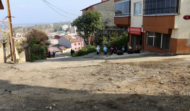 Trabzon'da park halindeyken hareket etmeye başlayan kamyon 3 araca çarpıp devrildi