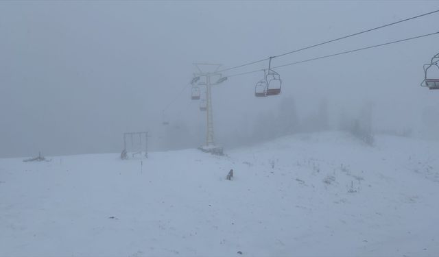 Uludağ'da kar yağışı etkili oluyor