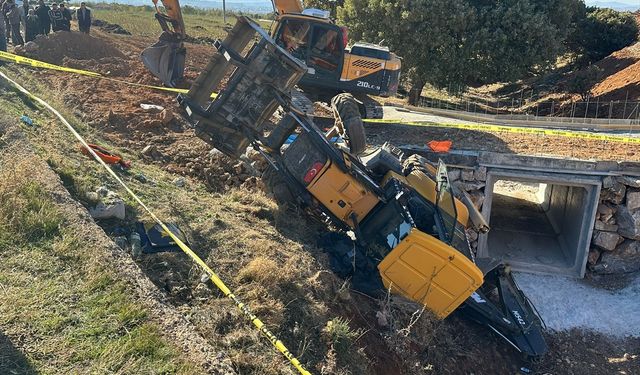 Uşak'ta devrilen kepçenin altında kalan kişi öldü