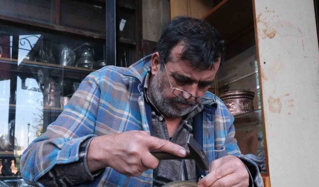43 yıllık bakır ustası mesleğin sona ermesinden korkuyor