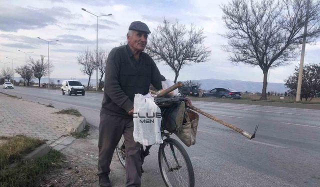 84 yaşında pedal çevirerek geçimini sağlıyor