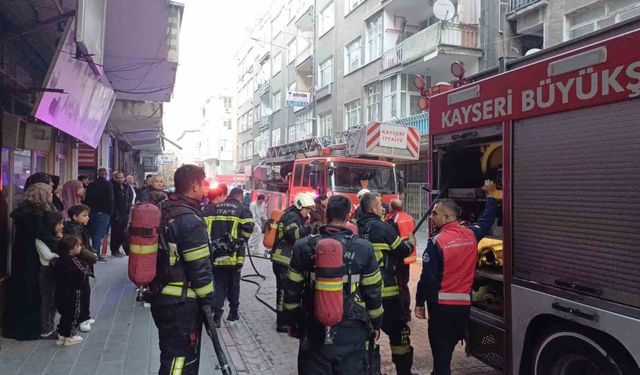 Apartmanın koridorunda çıkan yangın paniğe neden oldu