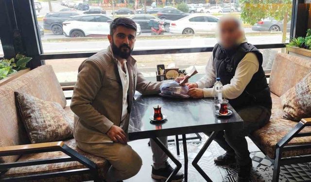 Babasından aldığı öğütle taksisinde unutulan 230 bin lirayı sahibine teslim etti