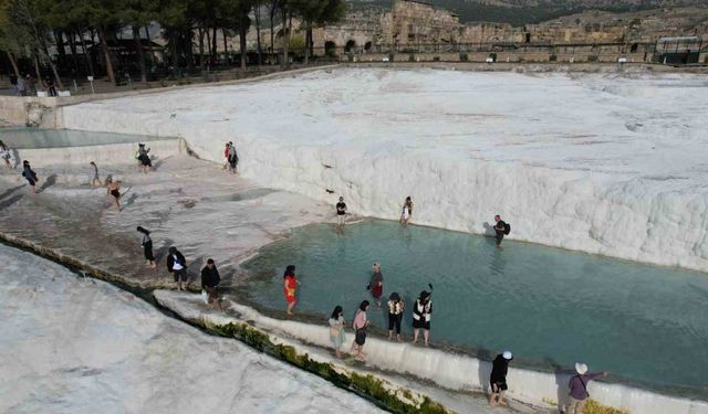 Beyaz cennet Pamukkale, Asya ülkelerinden gelen turistlerin yoğun ilgisini çekiyor