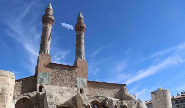 Doğu Türkistan’daki zulme dikkat çekmek istediler, 8 asırlık medreseye Doğu Türkistan bayrağı astılar