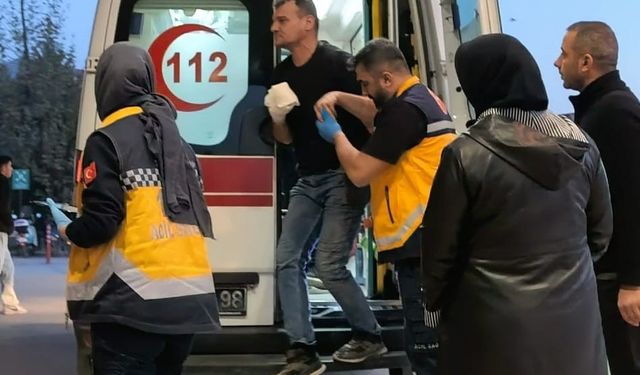 Eli traktörün hidrolik sistemine sıkışan çiftçi yaralandı