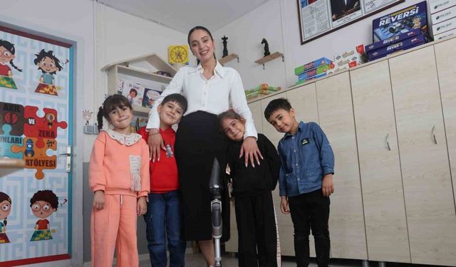 Enkazdan kurtarılan genç öğretmen, protez bacağıyla geri döndüğü mesleğinde minik öğrencileriyle yaşama tutundu