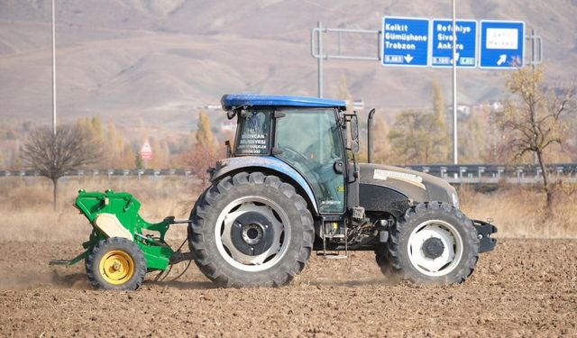 Erzincan Belediyesi uygulama tarlalarında hububat ekimi yaptı