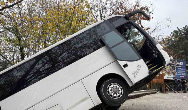 Facianın eşiğinden dönüldü: Tur otobüsü şarampole düştü