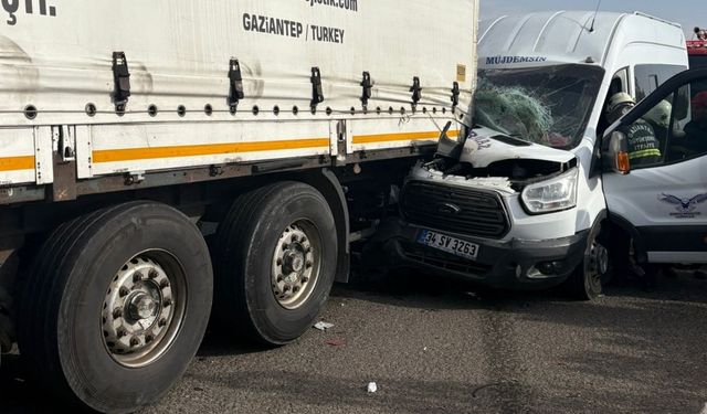 Gaziantep’te minibüs tıra arkadan çarptı: 5 yaralı
