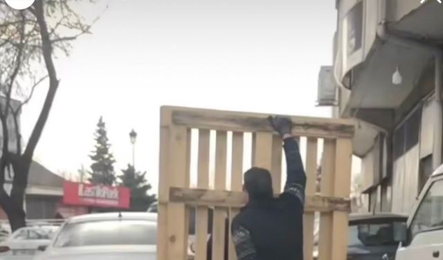 Gaziantep’te tehlikeli yolculuk: Motosiklet üzerinde palet taşıdı