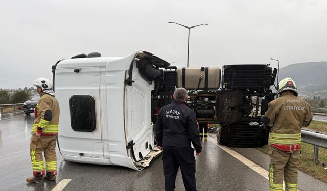 İskenderun’da devrilen tırın sürücüsü yaralandı