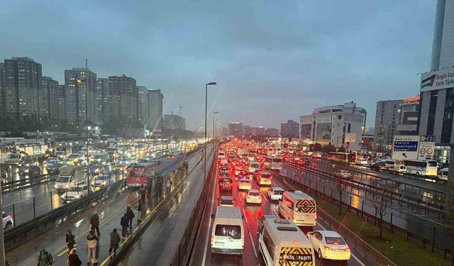 İstanbul’da yağışla birlikte trafik yoğunluğu yüzde 90’a ulaştı