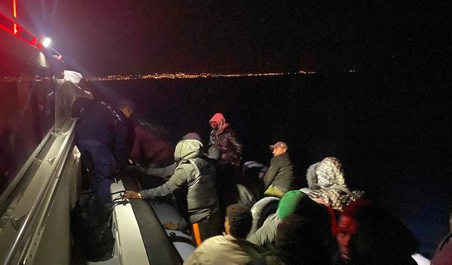 İzmir açıklarında 23 düzensiz göçmen yakalandı, 20 göçmen kurtarıldı