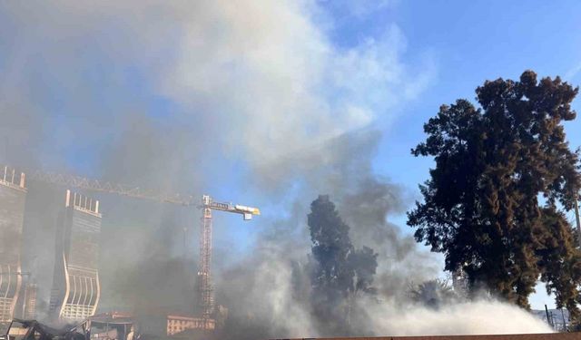 İzmir’de şantiyede yangın, gökyüzünü siyah dumanlar kapladı