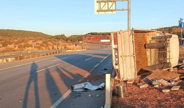 Kamyonun çarptığı kamyonet devrildi: 1 ölü, 1 yaralı