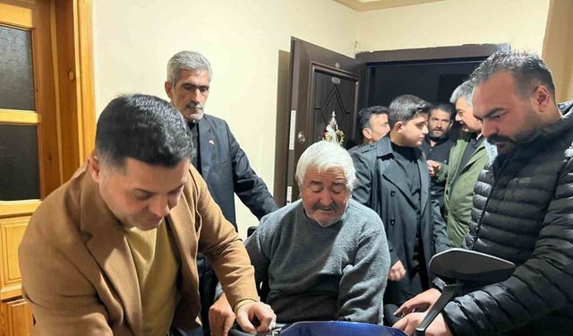 Kars MHP İl Başkanlığı'ndan engelli vatandaşa akülü araç desteği