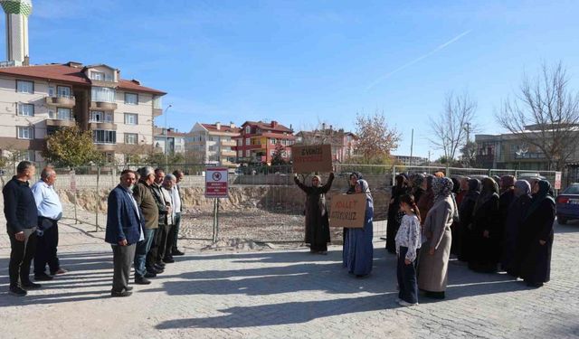 Kesilen doğal gaz borusu patlaması sonrası yıkılan apartmanın sakinleri yeni evlerine kavuşacakları günü bekliyor